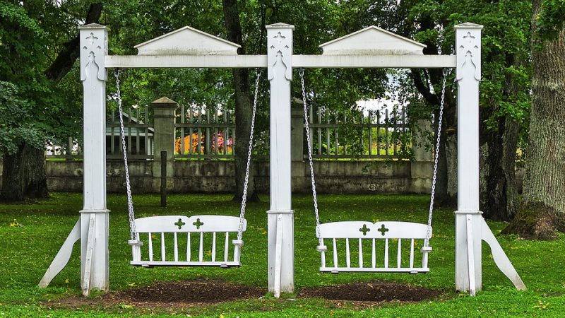 La balançoire en bois, un accessoire de divertissement adéquat pour les enfants